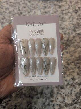 Source Unknown Creamy Silver Glitter Press-On Nails with Green Leaf Design
